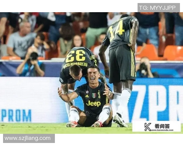 球迷疯狂冲入赛场抢夺C罗球衣引发热议成欧冠奇葩瞬间